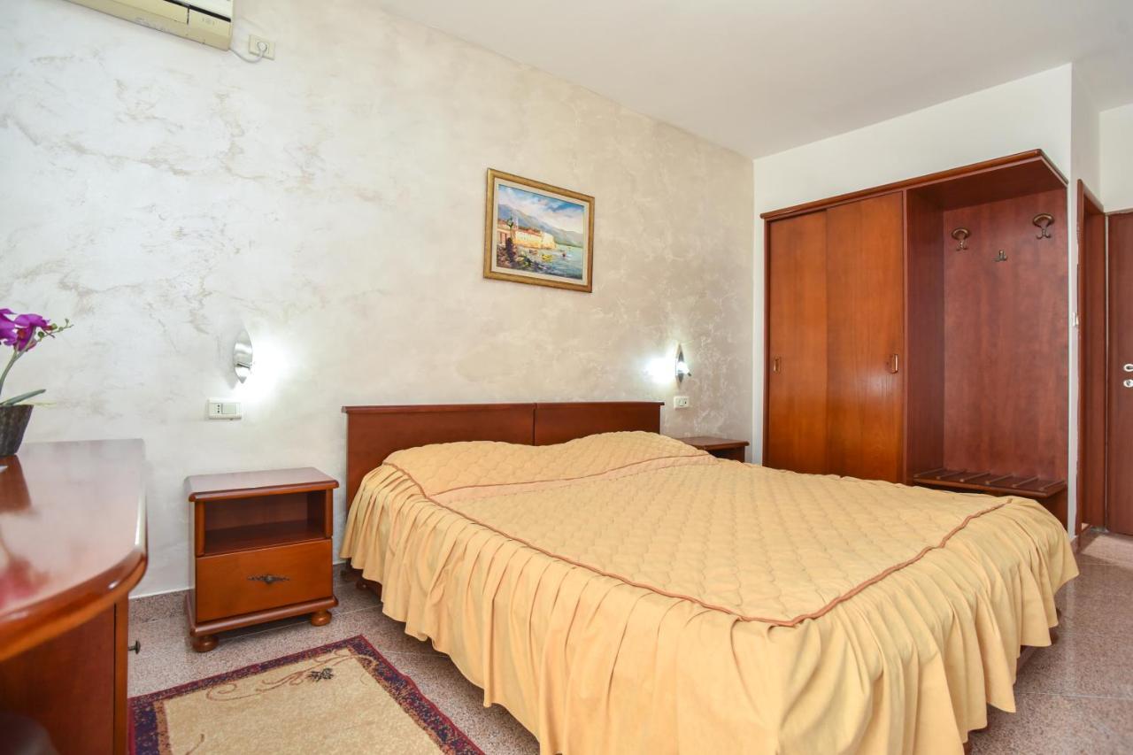 Garni Hotel S Coast Budva Exterior photo